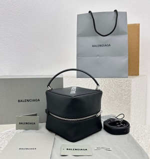 발렌시아가 23SS 스퀘어 박스백