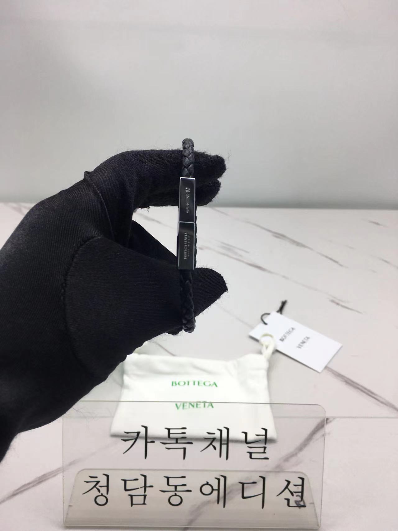 보테가베네타 23FW 브레이드 레더 브레이슬릿 (컬러 블랙)