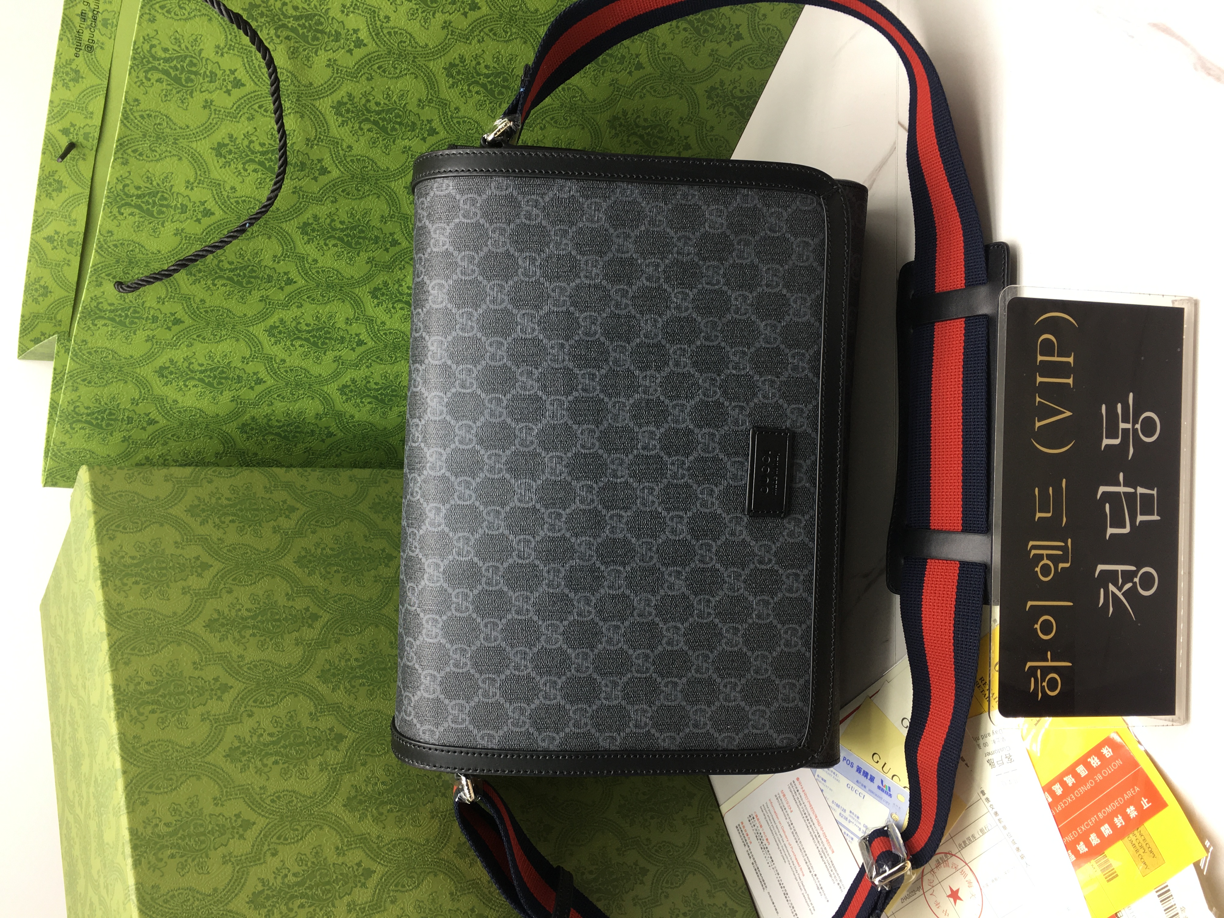 구찌 GG 수프림 메신저 474138