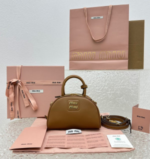 미우미우 23SS MIU MIU 가죽 탑핸들 백