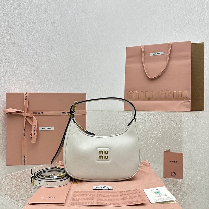 미우미우 23SS MIU MIU 가죽 호보백