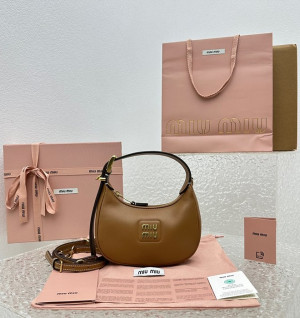 미우미우 23SS MIU MIU 가죽 호보백