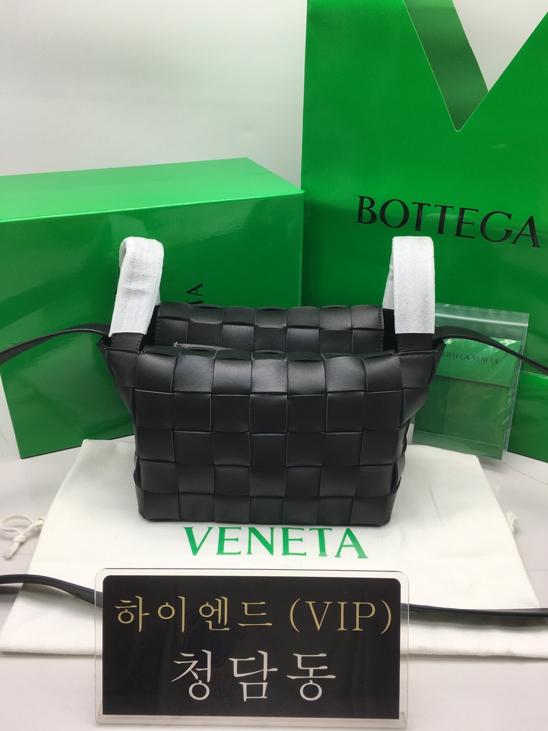 보테가베네타 스몰 볼링 카세트 백 755132