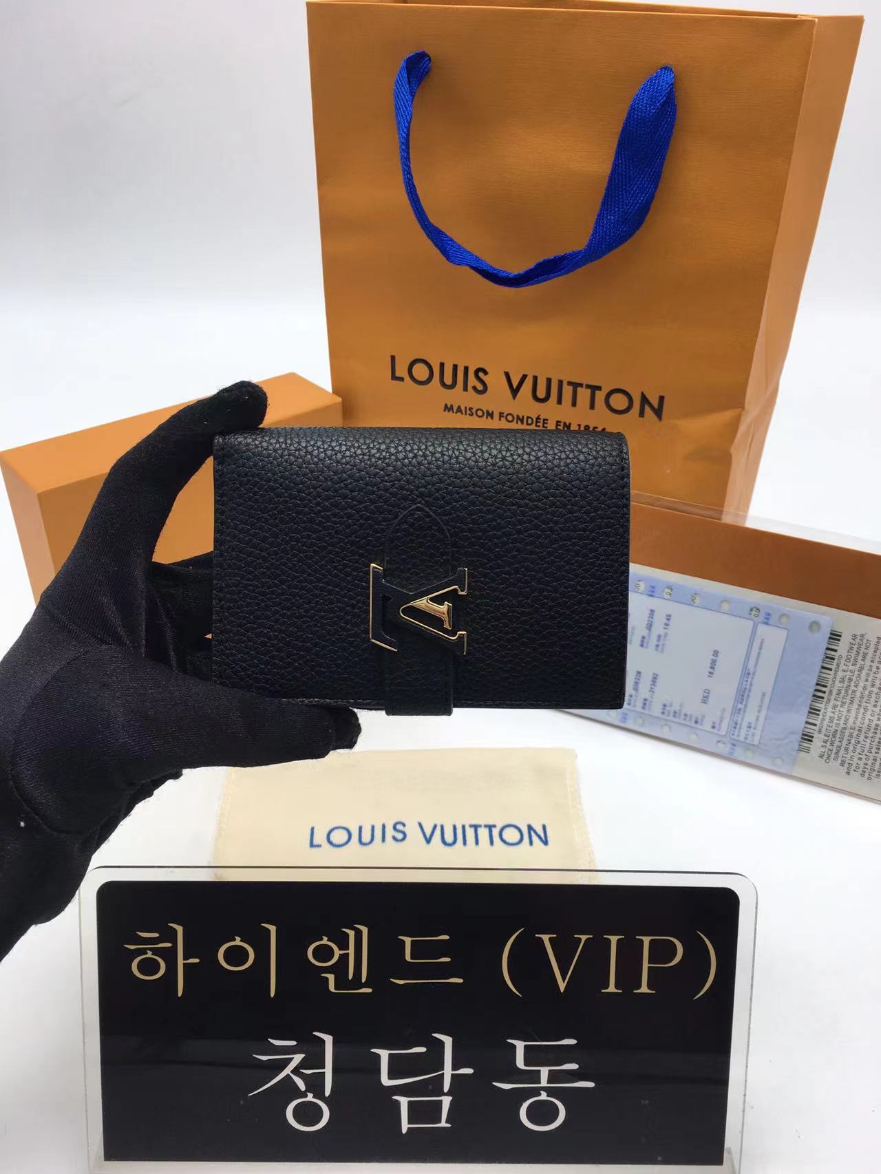 루이비통 버티컬 컴팩트 월릿 M81561