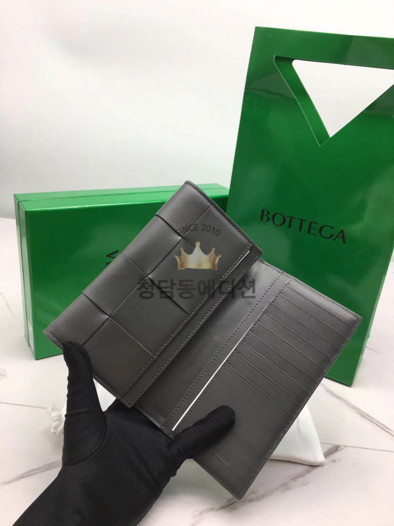 보테가 베네타 맥시 인트레치오 장지갑 679845 (컬러 라이트 차콜그레이)