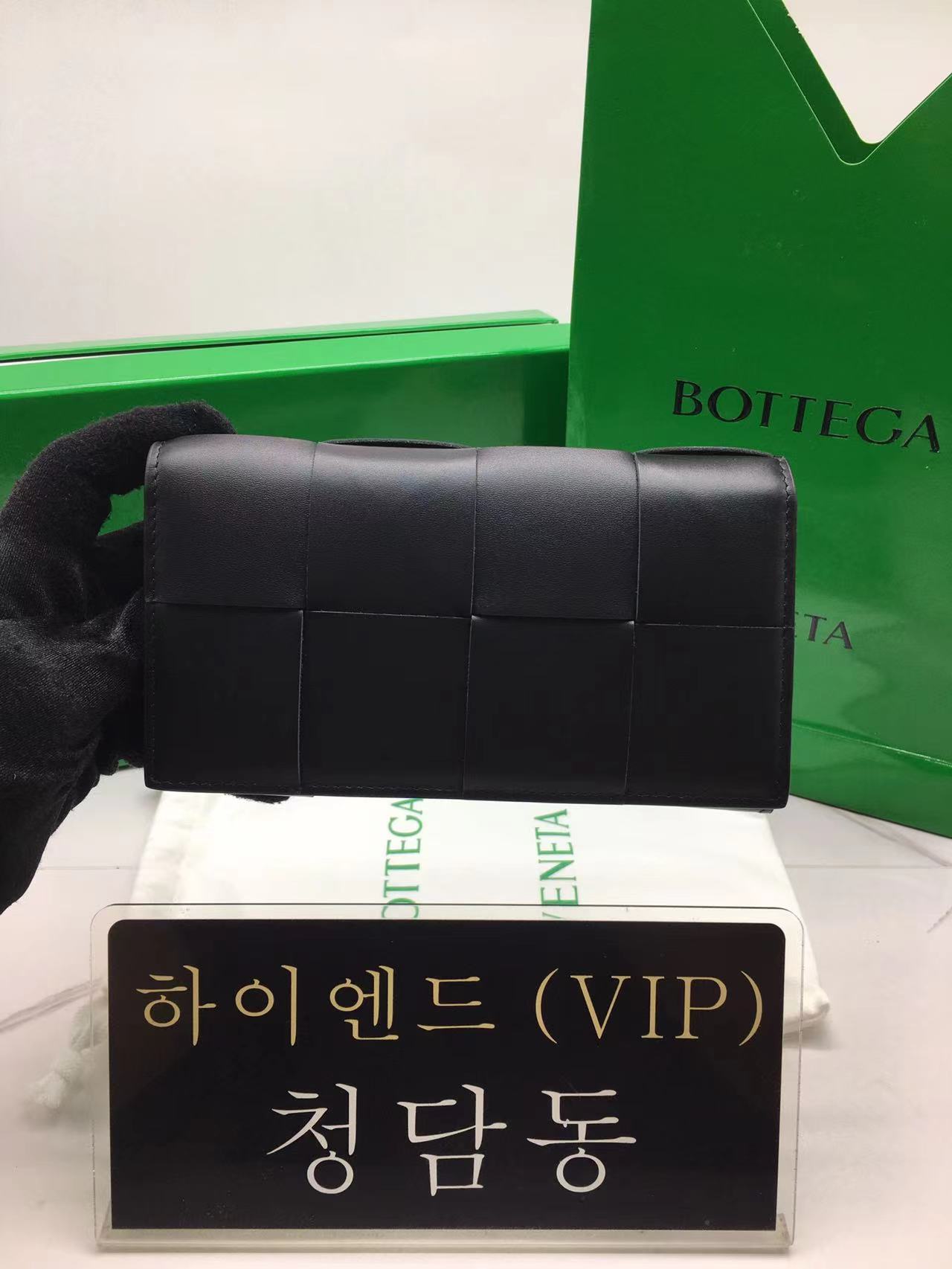 보테가 베네타 맥시 인트레치오 장지갑 679845 (컬러 블랙)