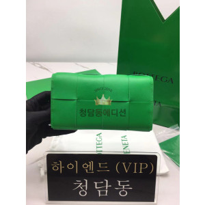 보테가 베네타 맥시 인트레치오 장지갑 679845
