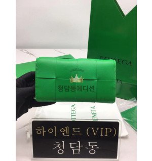 보테가 베네타 맥시 인트레치오 장지갑 679845