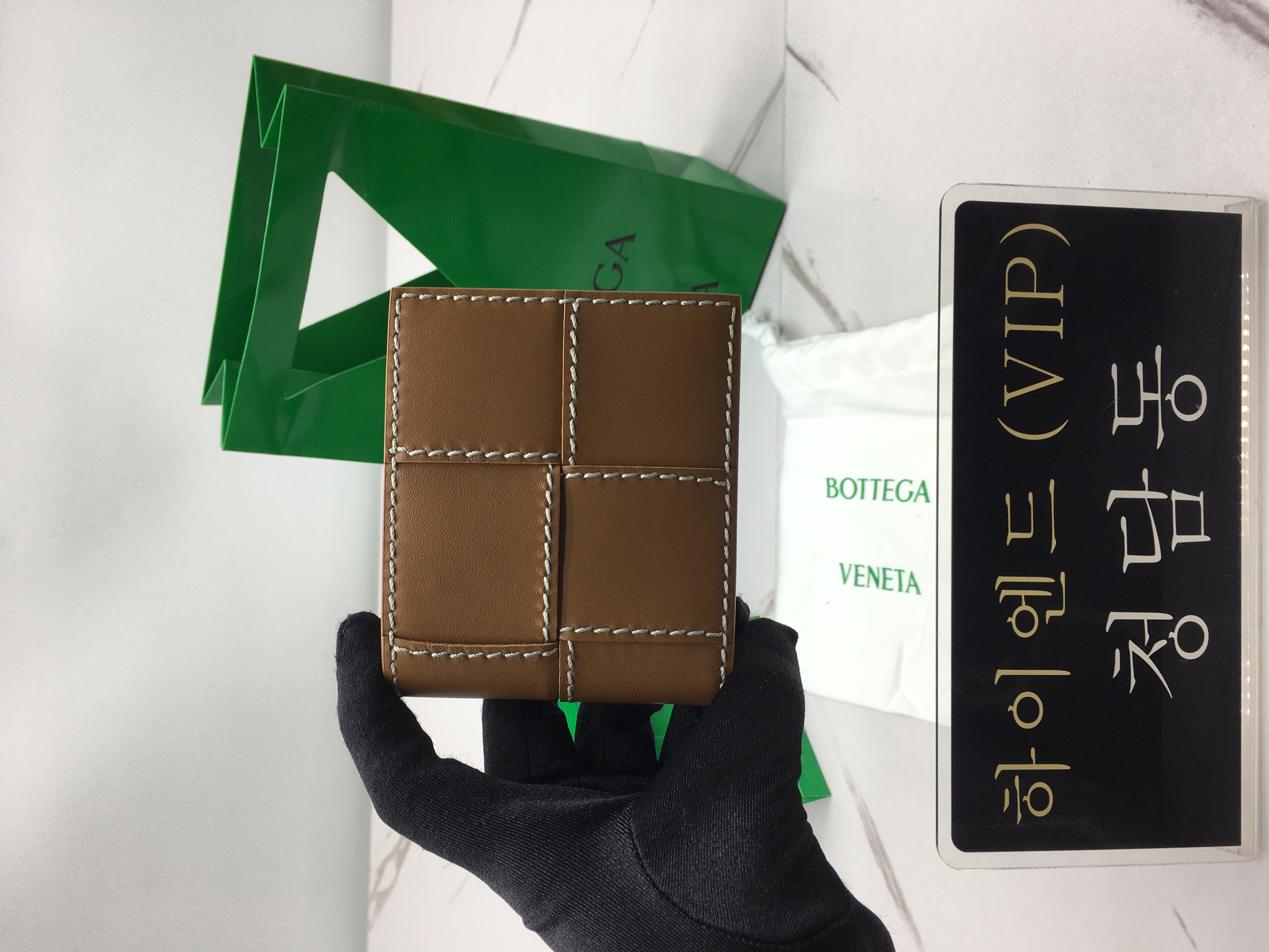 보테가 베네타 인트레치아토 폴더형 반지갑 605721 