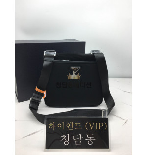 프라다 삼각로고 포코노 숄더백