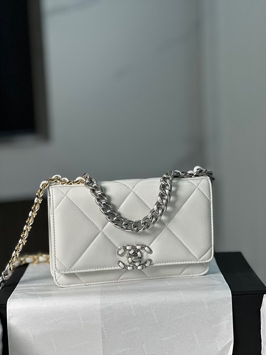 샤넬 23P 19 WOC 턴락 화이트 은장 AP3267 (renewal ver.)