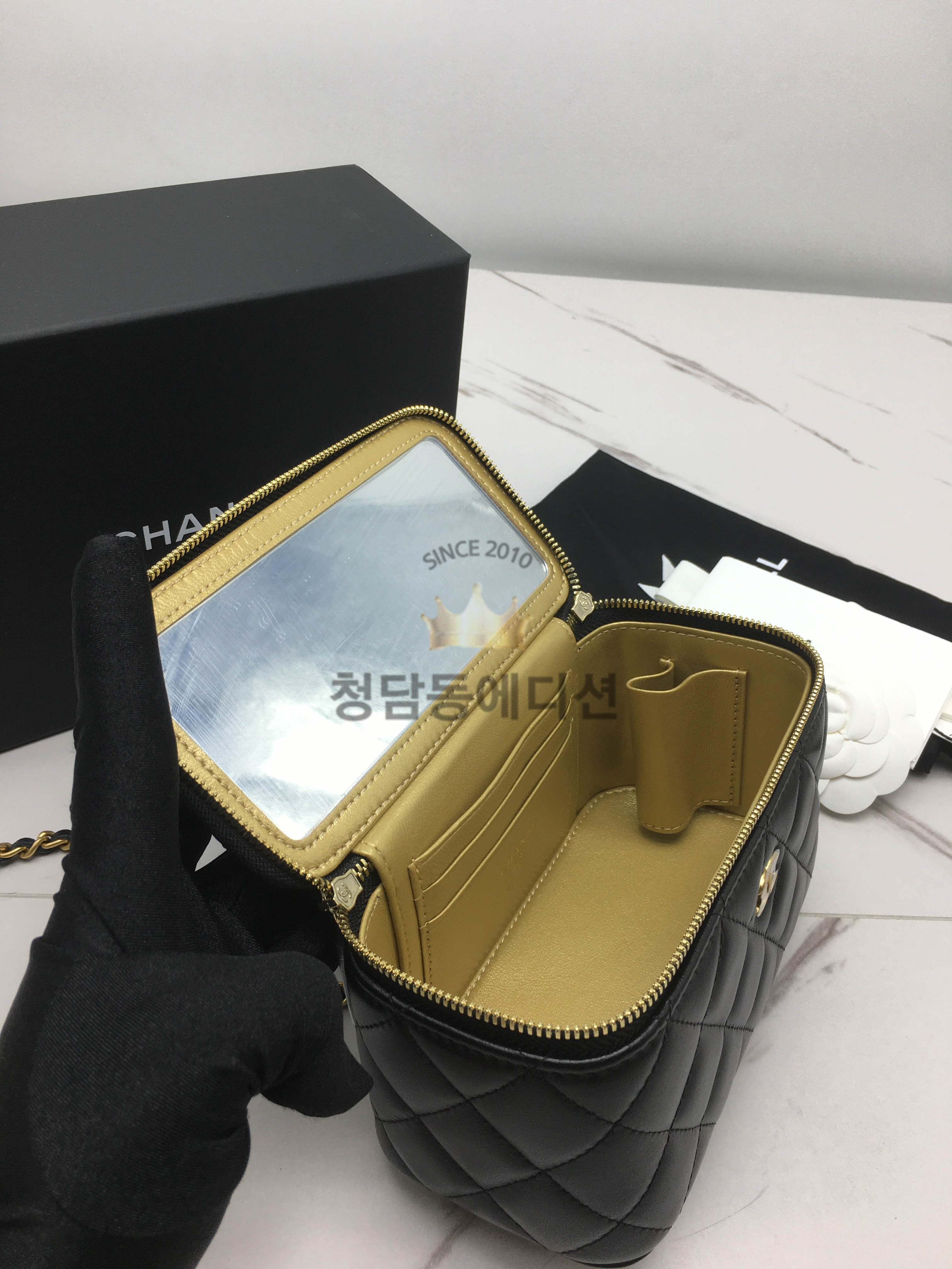 샤넬 클래식 골드볼 베니티백