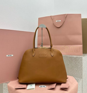 미우미우 24SS 신상 토트 숄더백