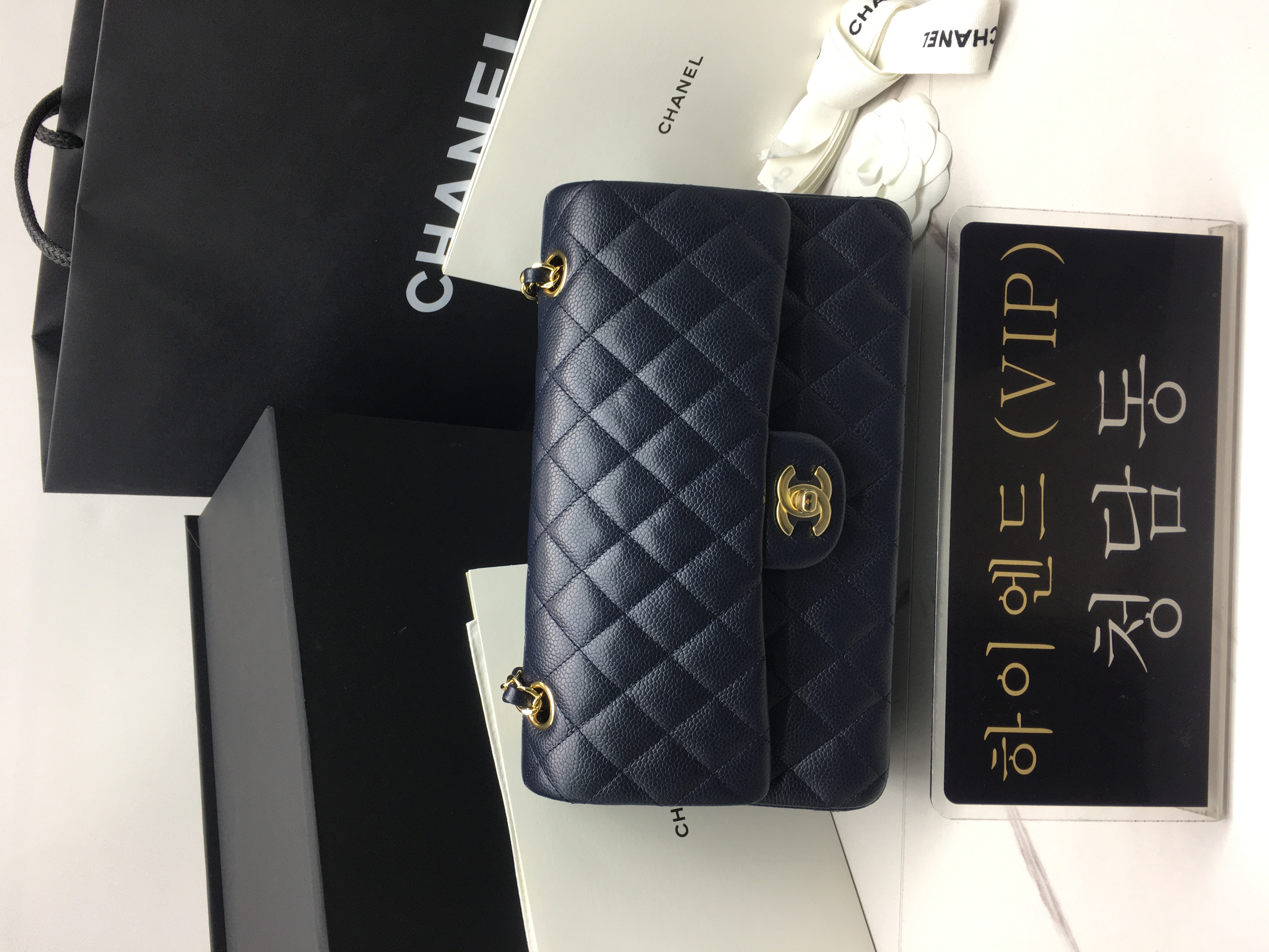 샤넬 클래식 플랩 백 미디움 샤이니 캐비어 금장 네이비 A01112