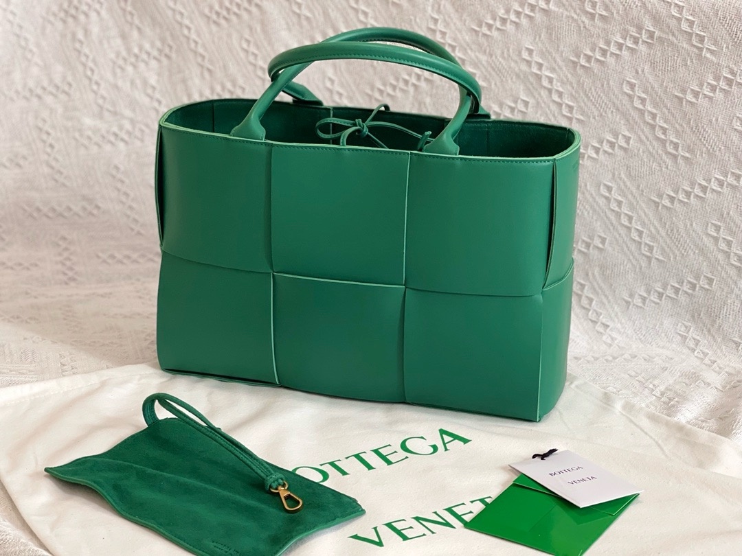 보테가베네타 아르코 토트백 미디움