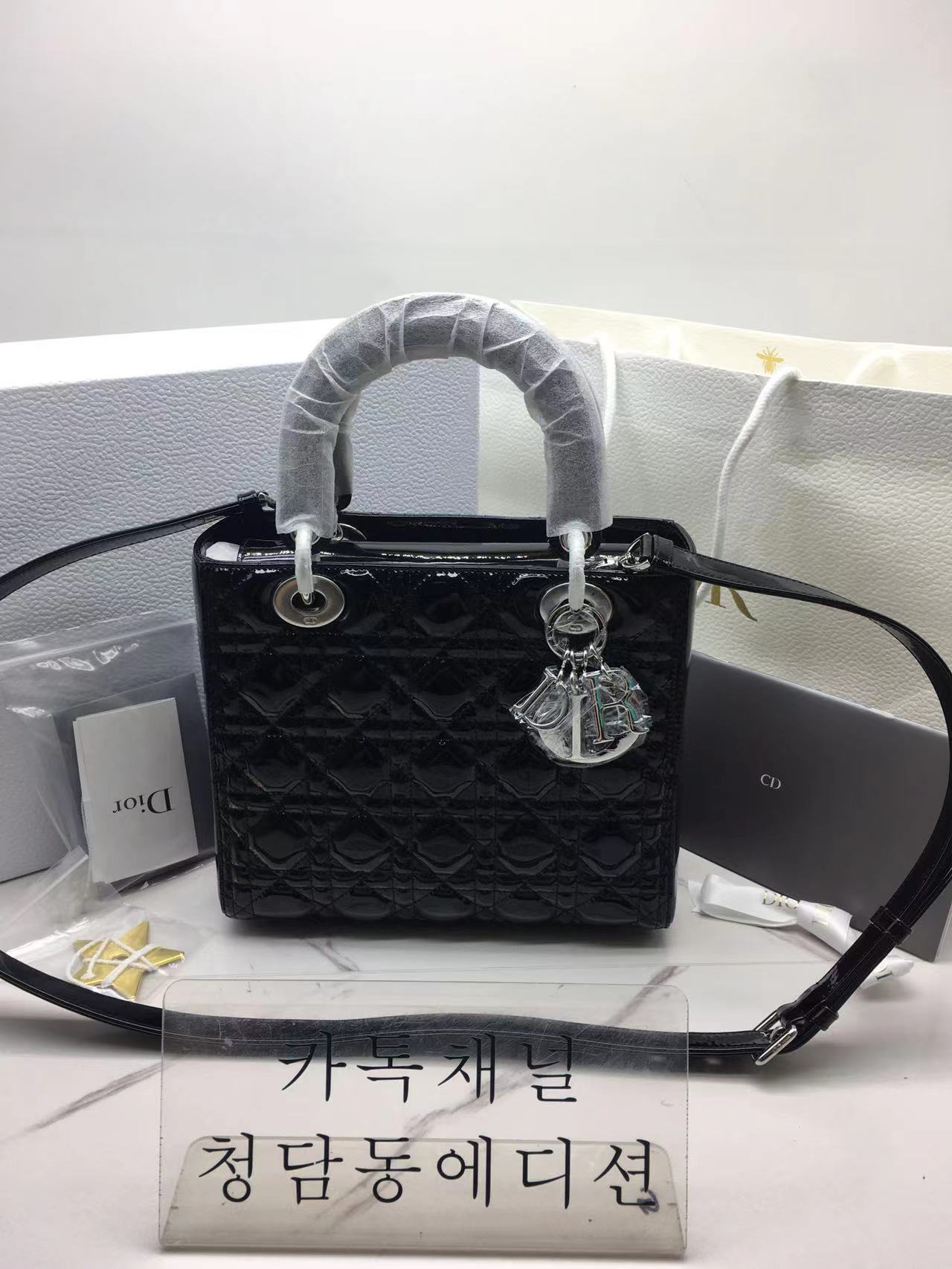 디올 페이던트 레이디백 미디움 (버클색상 은장)