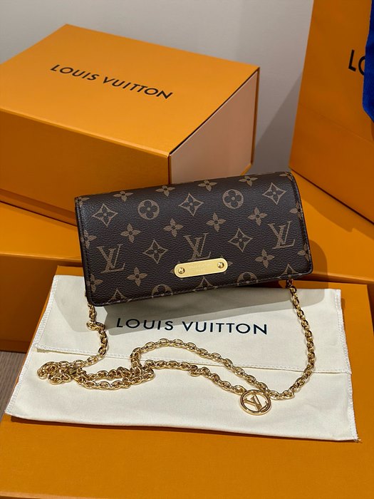 루이비통 릴리 WOC M82509