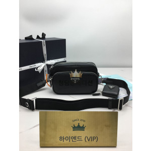 프라다 사피아노 가죽 숄더백