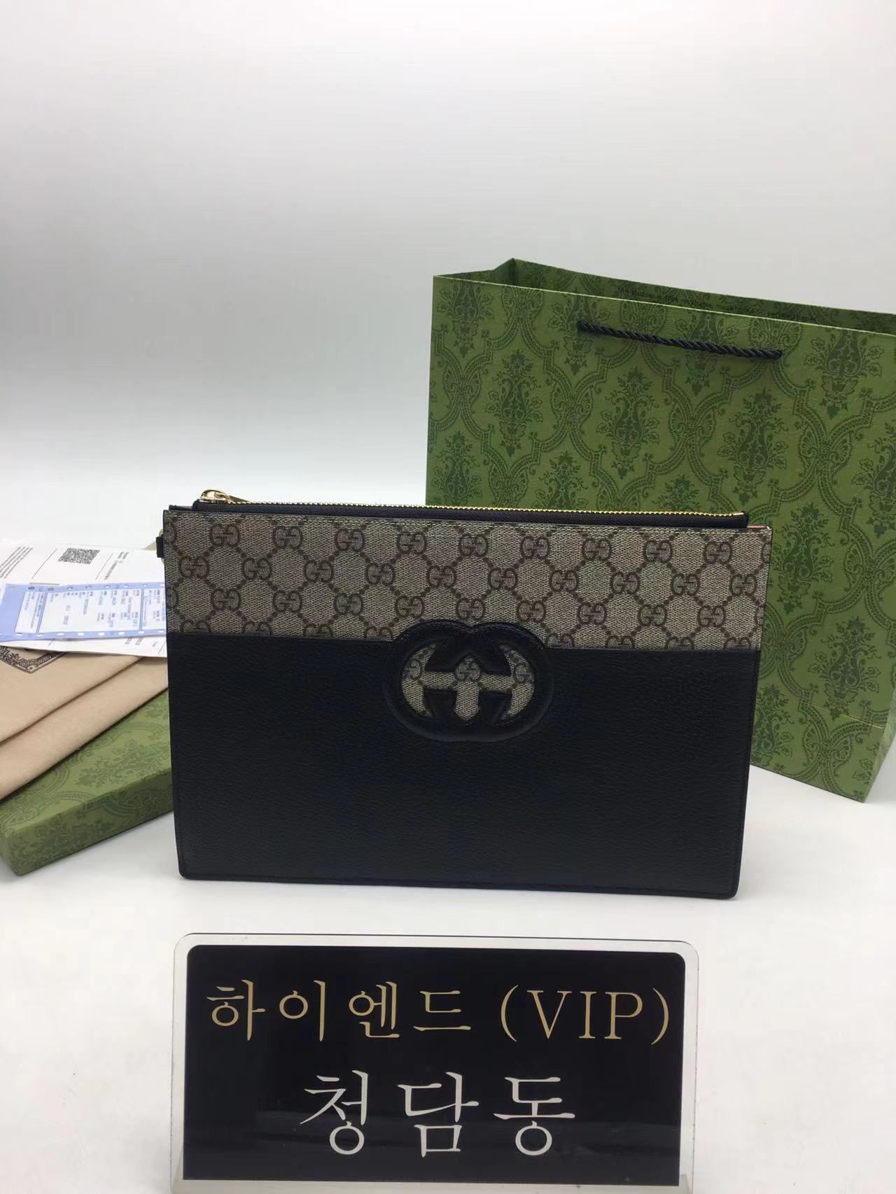 구찌 GG 컷아웃 인터로킹 G 클러치백 723320 (컬러 블랙)