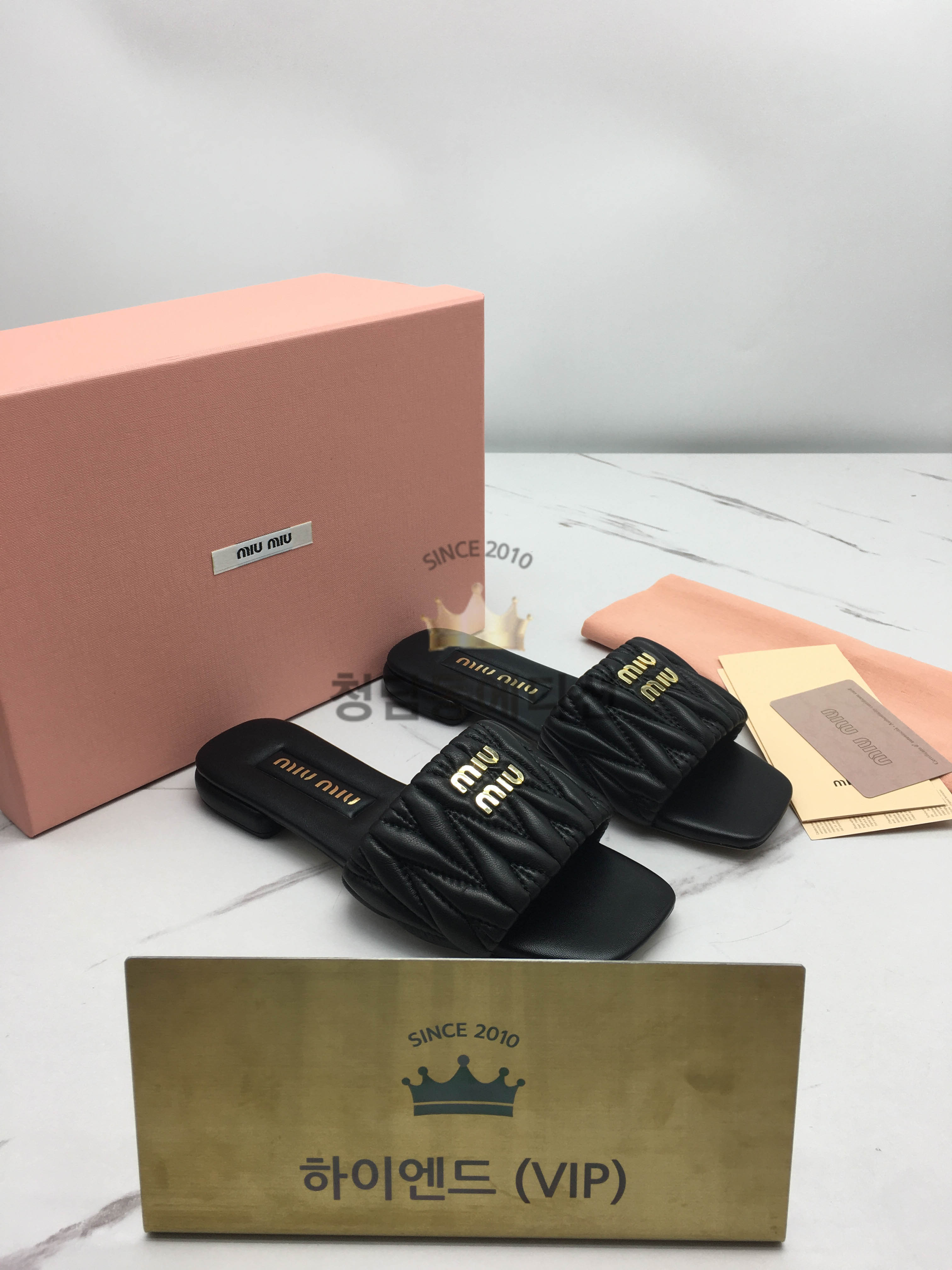 미우미우 23ss 마테라쎄 나파 가죽 슬라이드