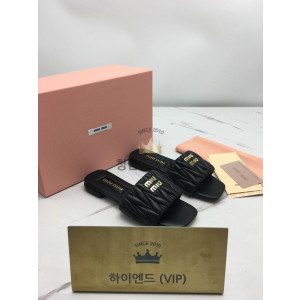 미우미우 23ss 마테라쎄 나파 가죽 슬라이드