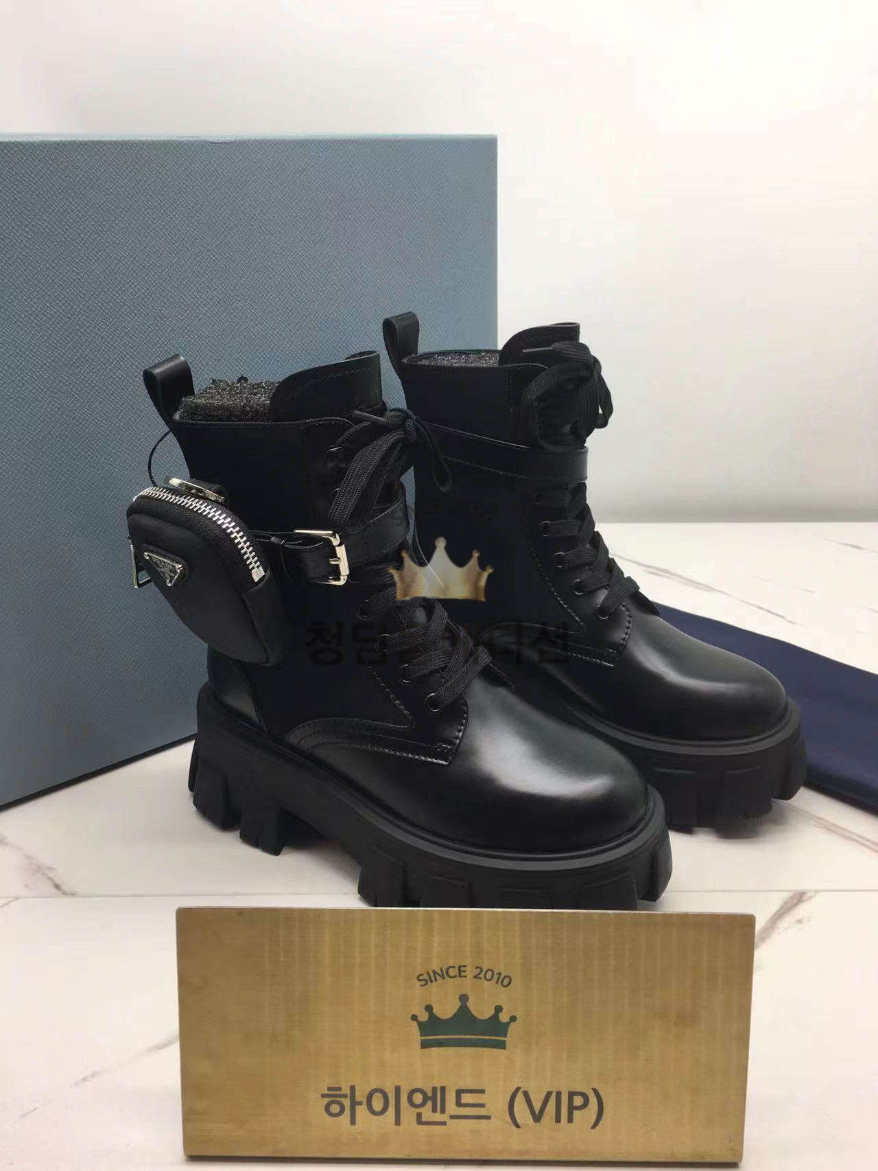 프라다 23ss prd 프러시드 레더 나일론 모노리스 파우치 부츠