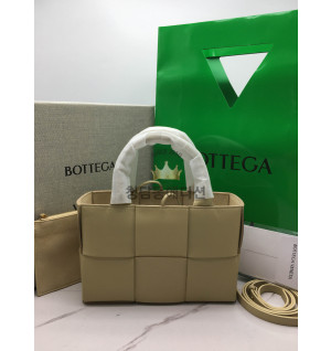 보테가베네타 아르코 토트백 미니 (컬러 베이지)