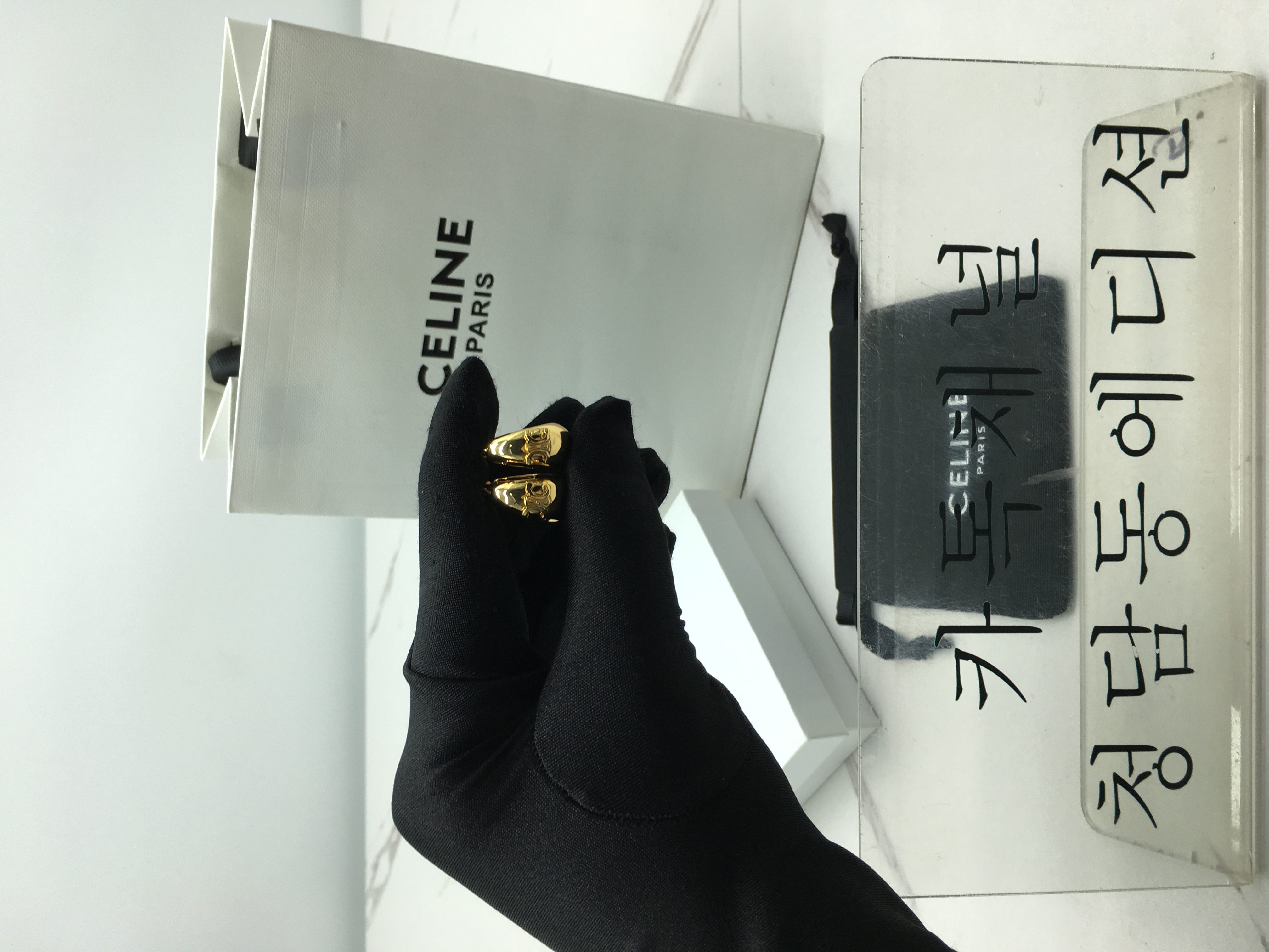 셀린느 트리옹프 볼드 후프 귀걸이