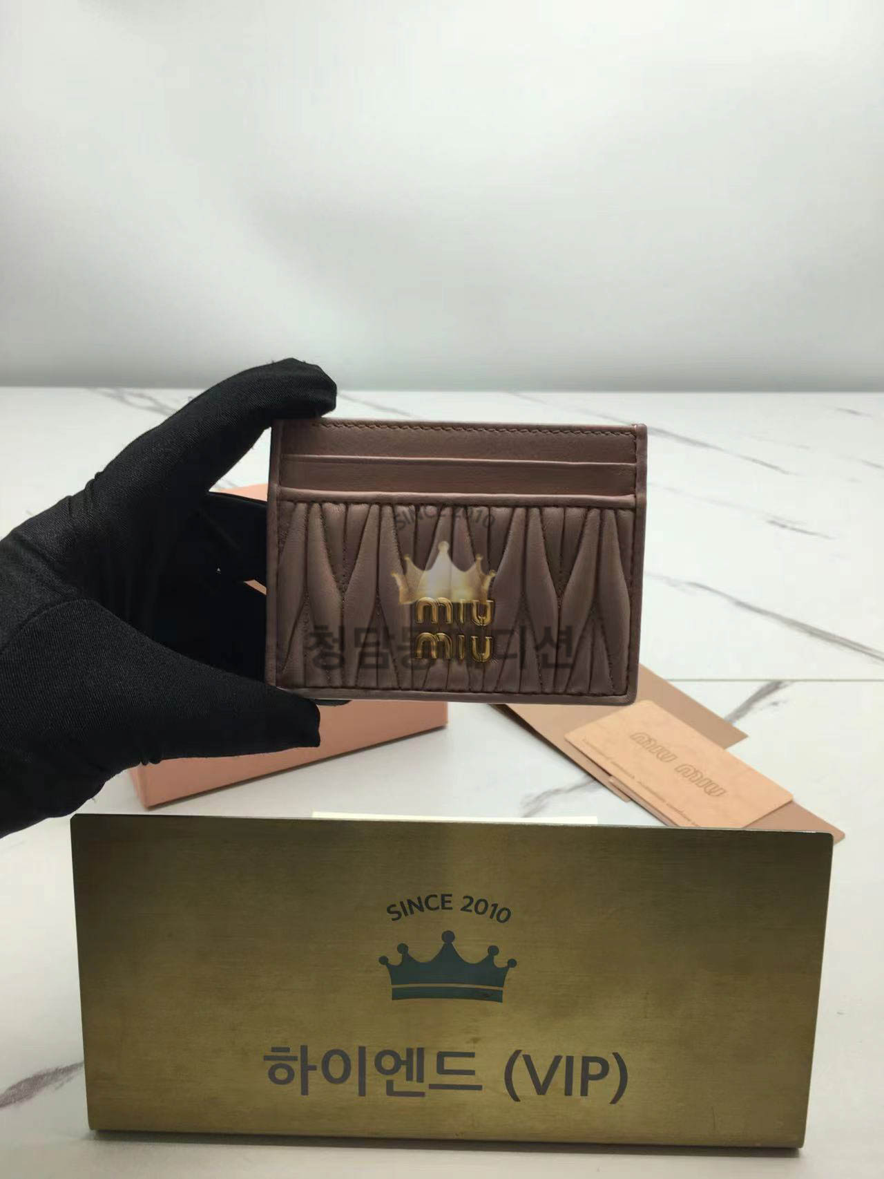 미우미우 마테라쎄 나파 가죽 카드 홀더 5MC076 (컬러 연핑크)