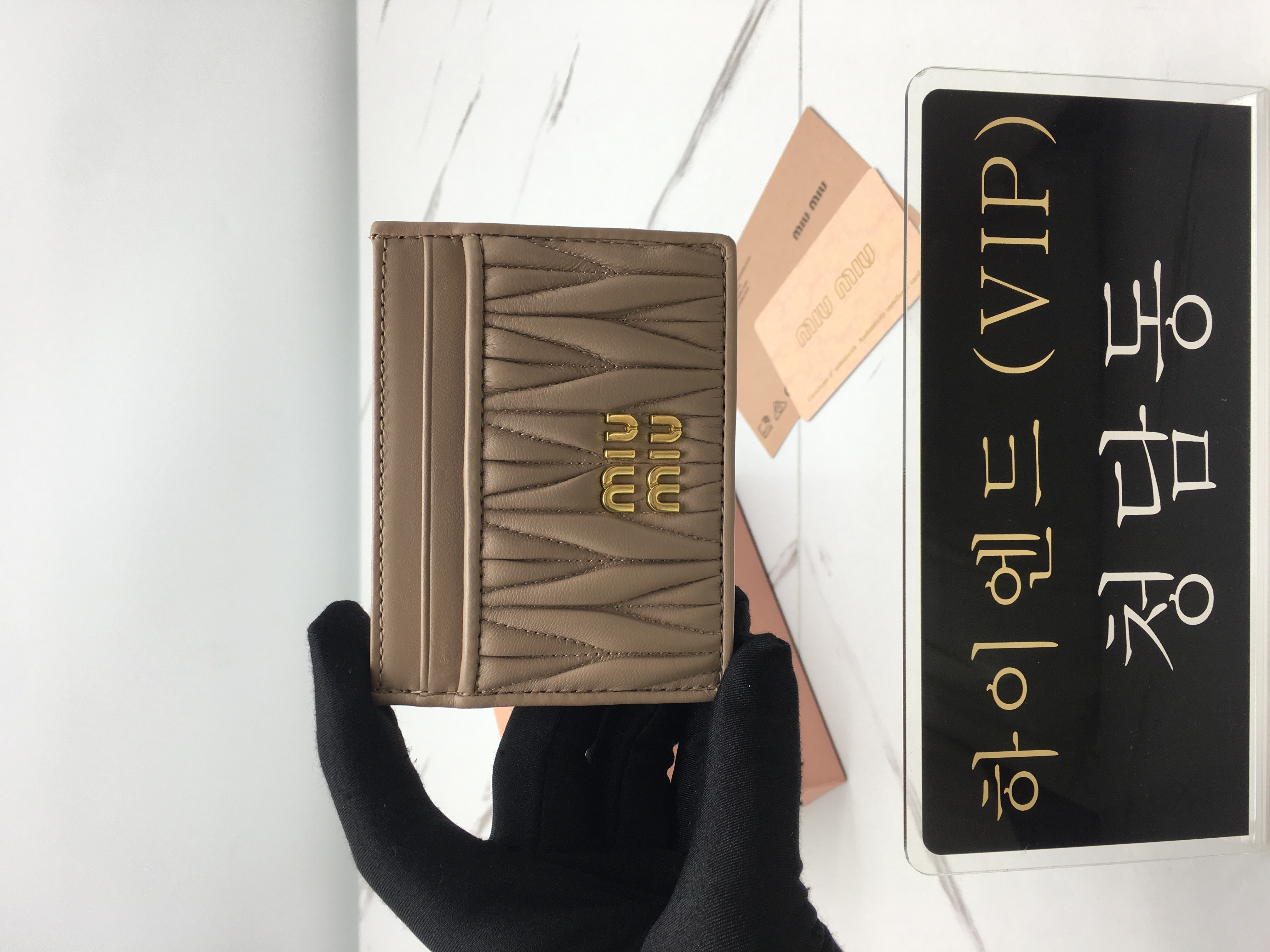 미우미우 마테라쎄 나파 가죽 카드 홀더 5MC076 (컬러 베이지)