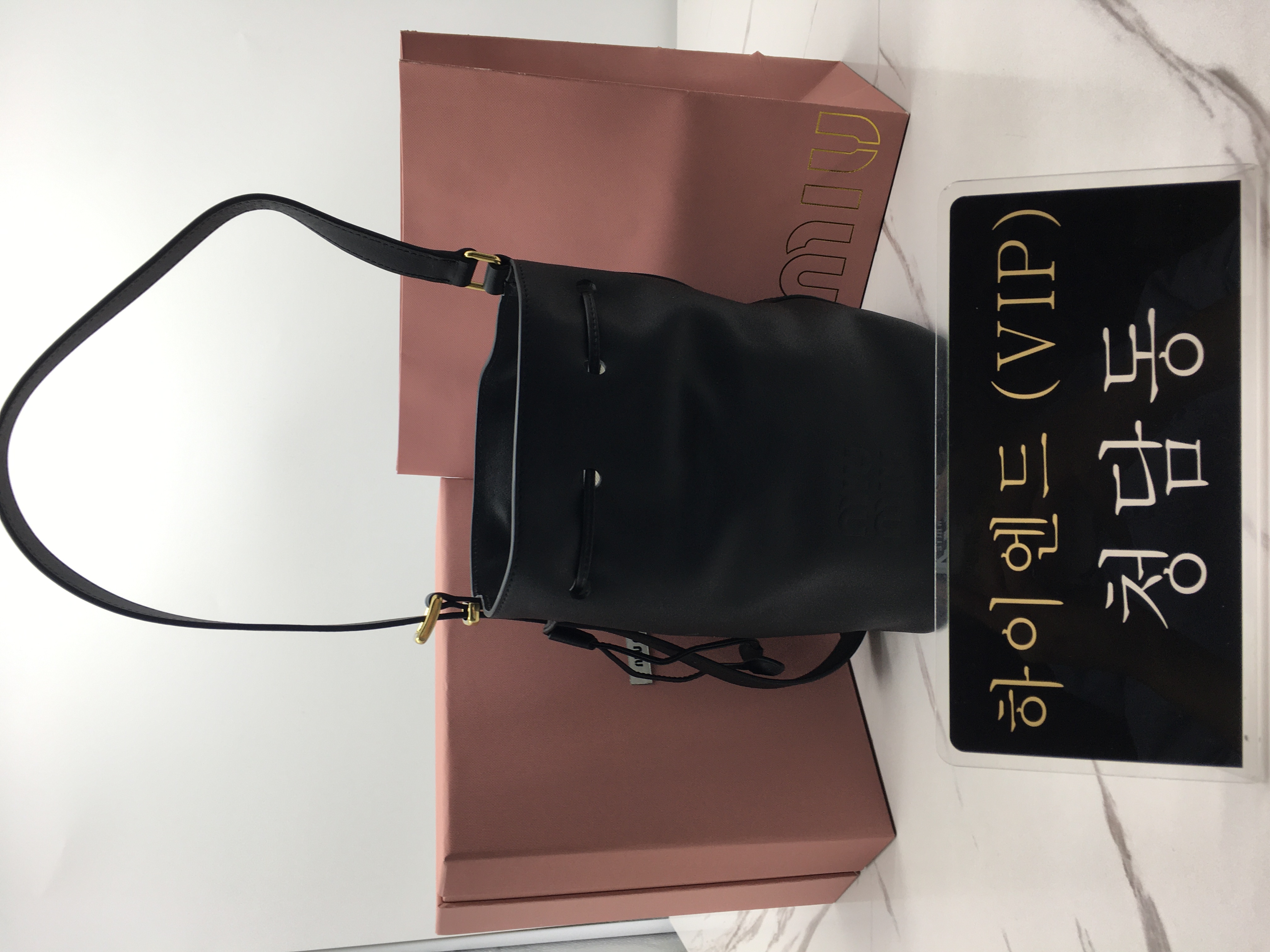 미우미우 가죽 버킷백 22.5cm