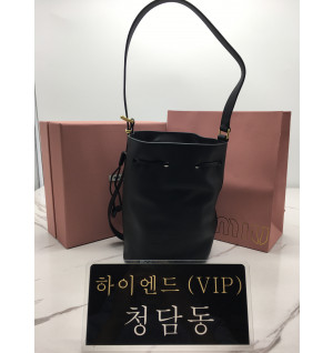 미우미우 가죽 버킷백 22.5cm