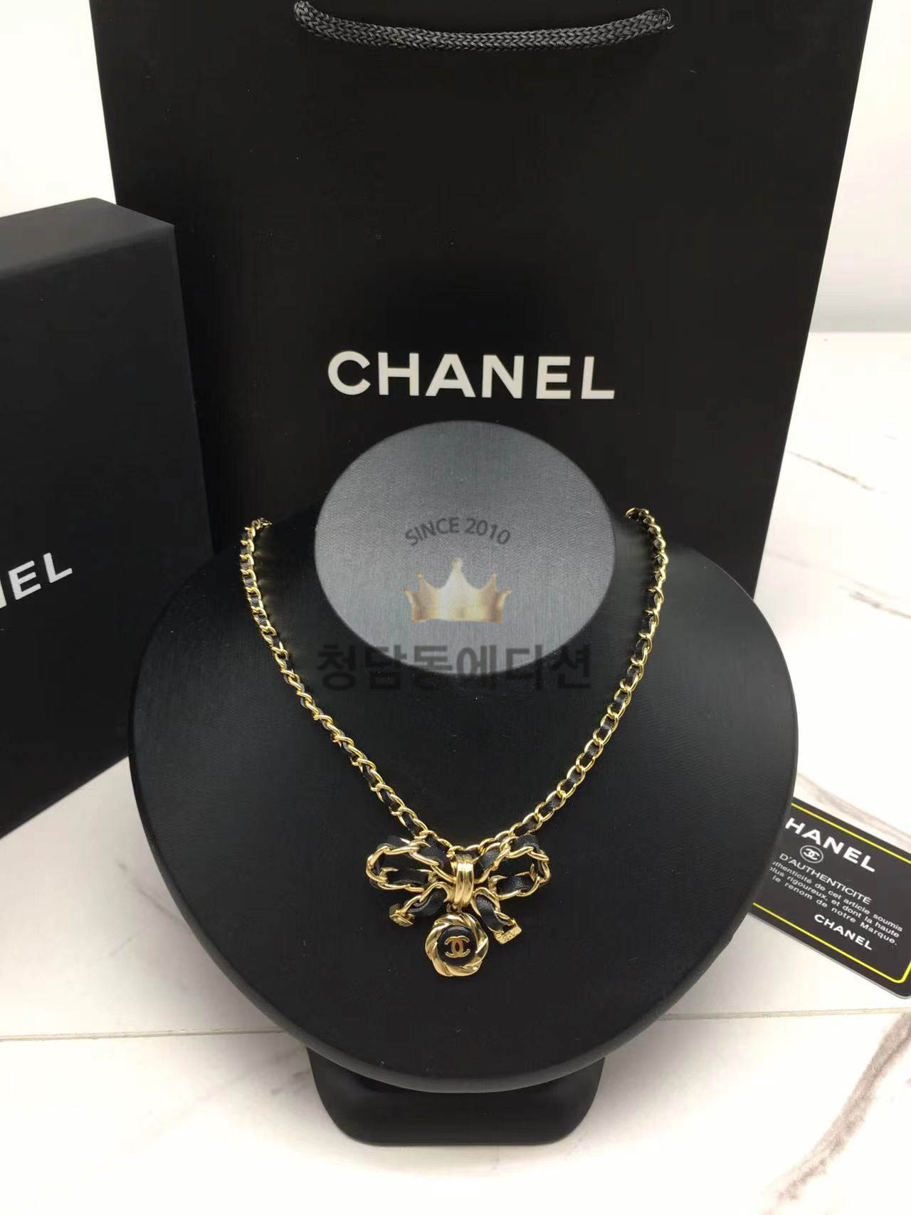 샤넬 리본 가죽 체인 초커 목걸이 (V-gold소재)