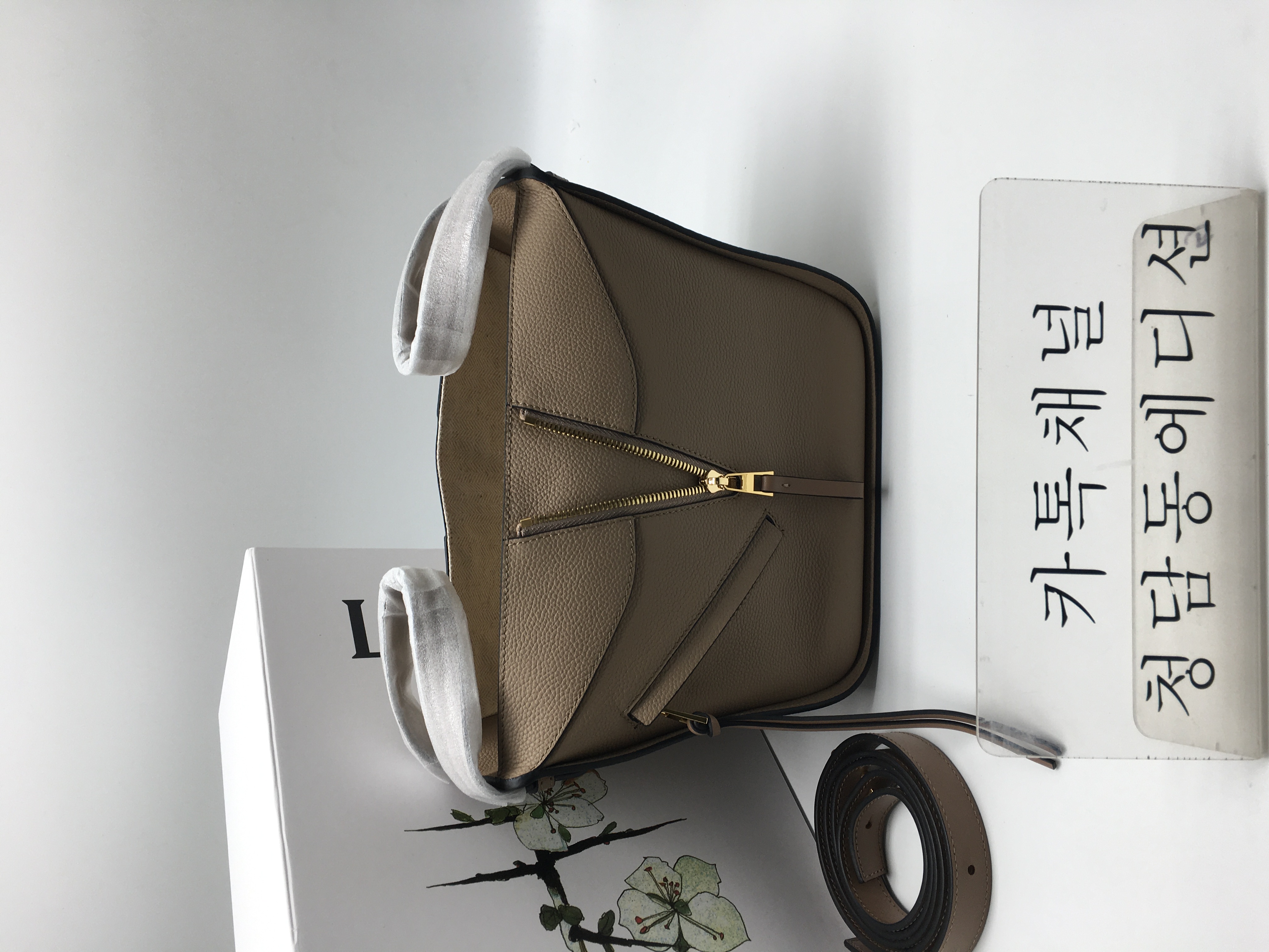 로에베 해먹백 컴팩트 (컬러 샌드)