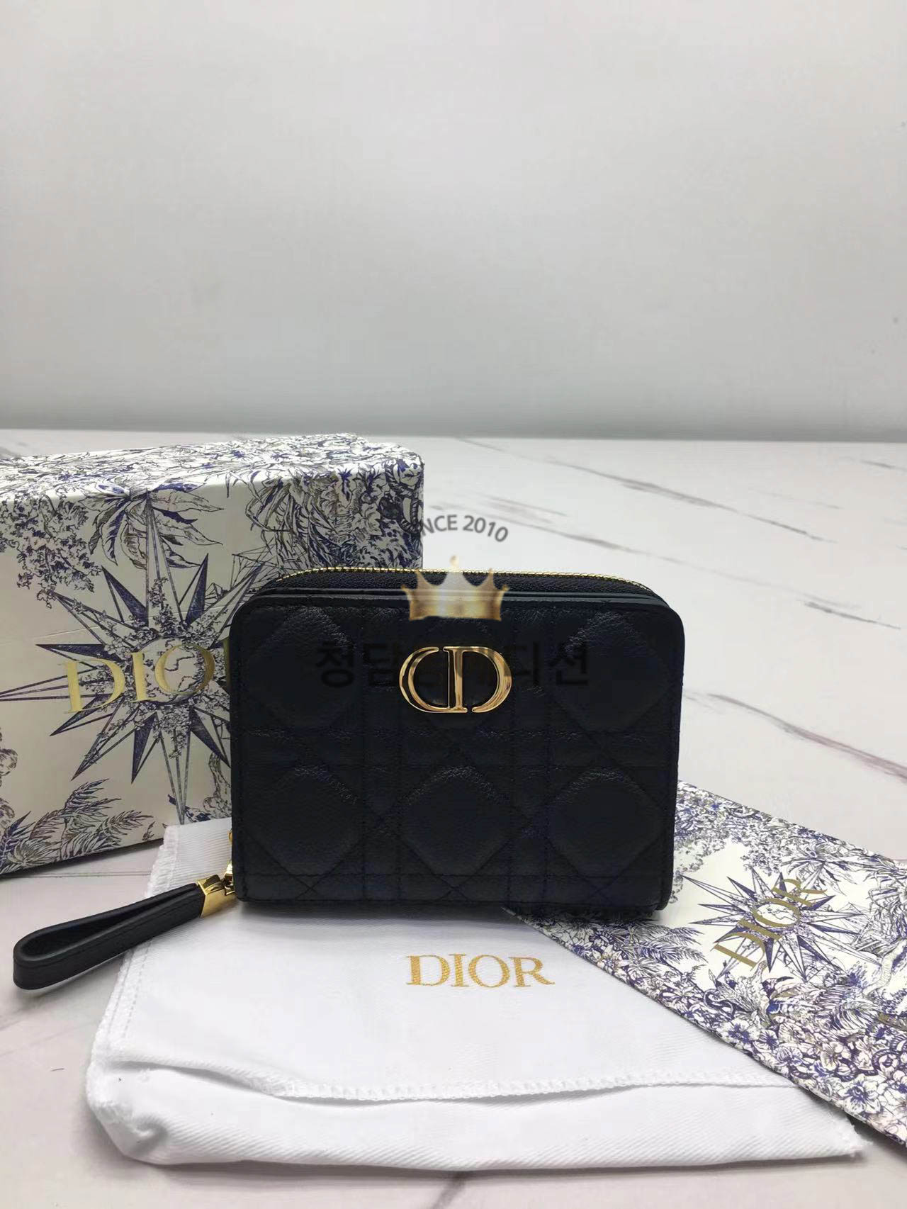 디올 카로 스칼렛 지갑 (컬러 블랙)