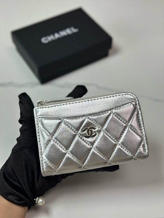 샤넬 클래식 CC로고 지퍼 카드홀더 (컬러 메탈릭실버)
