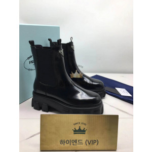 프라다 모놀리스 브러시드 가죽 부티