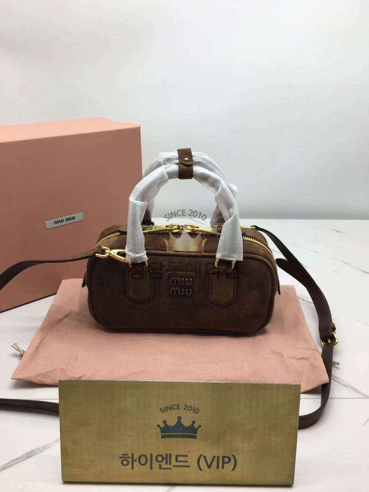 미우미우 MIU MIU 소프티 패디드 아르카디 (스웨이드) (컬러 브라운)