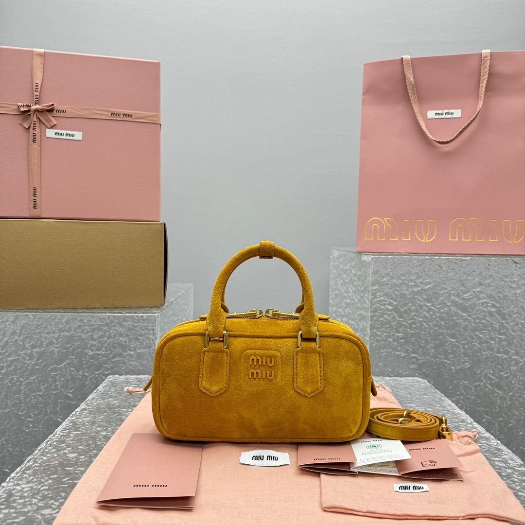 미우미우 MIU MIU 소프티 패디드 아르카디 (스웨이드)