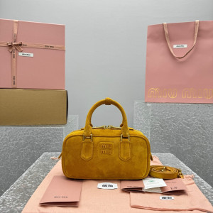 미우미우 MIU MIU 소프티 패디드 아르카디 (스웨이드)