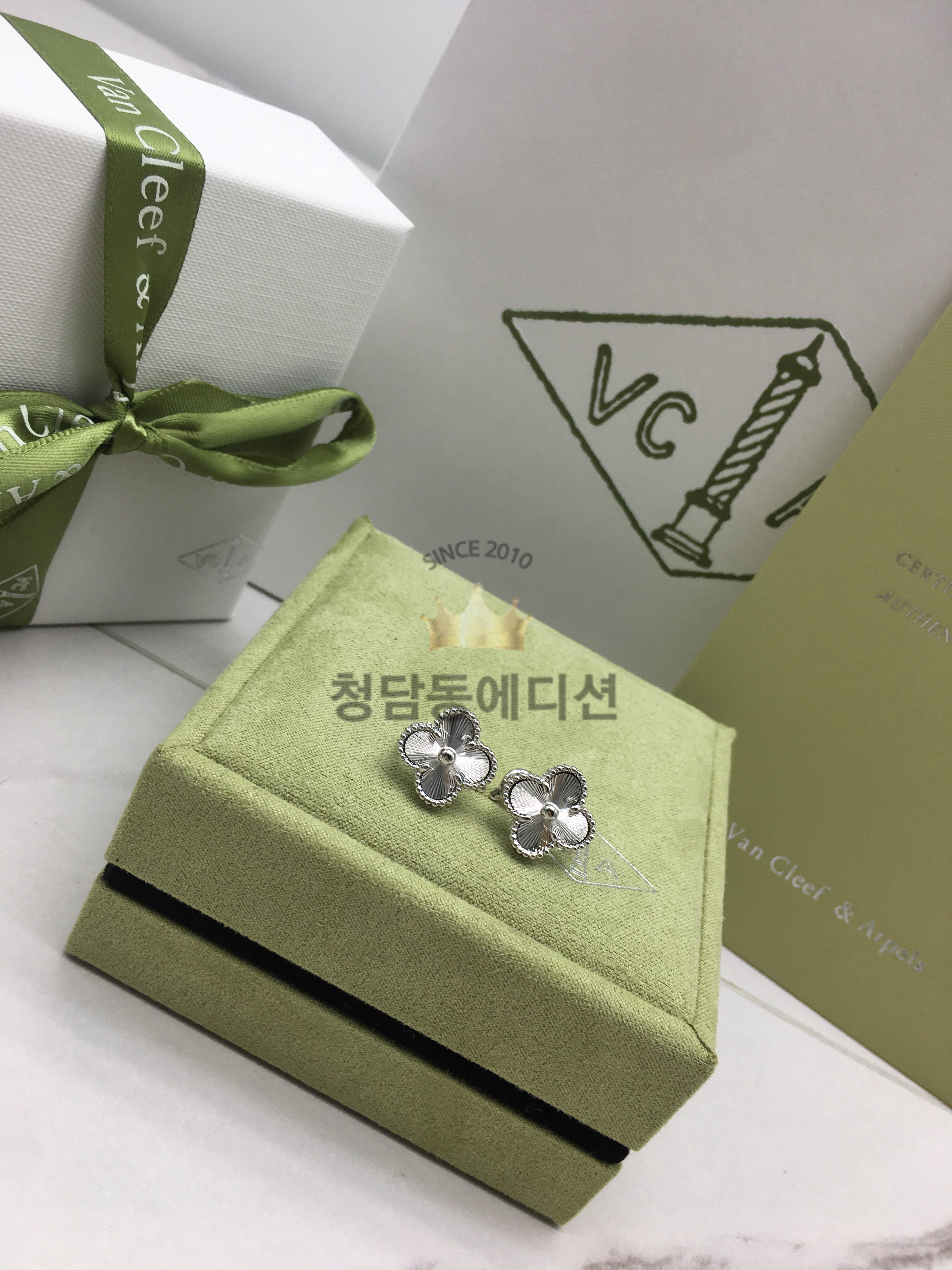 반클리프 알함브라 이어링 귀걸이 (컬러 화이트골드)