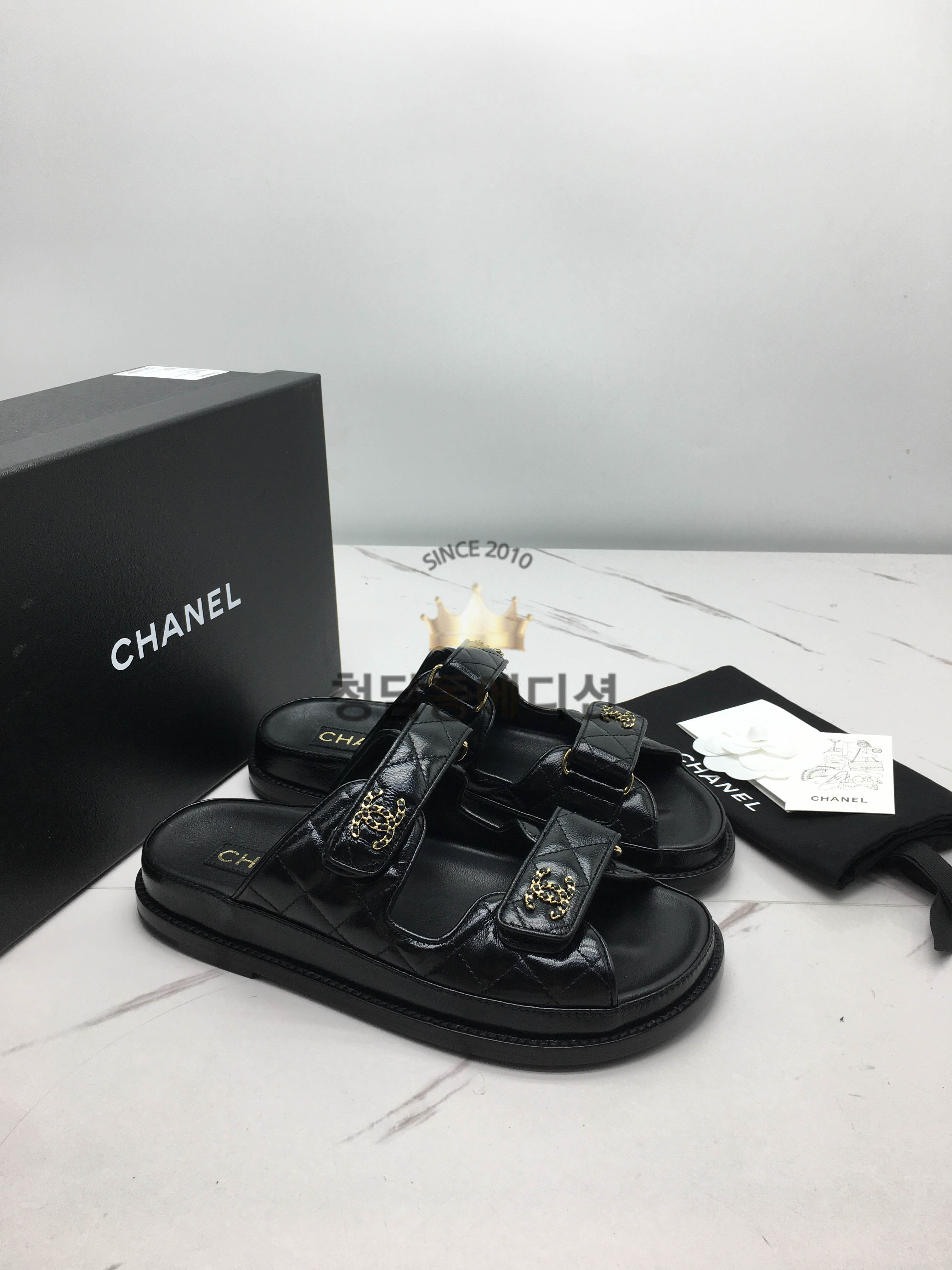 샤넬 24P 19로고 벨크로 뮬