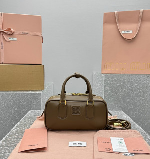 미우미우 아르카디 가죽백 레귤러 (renewal ver.)