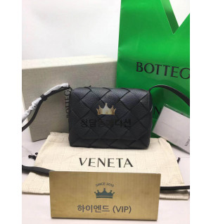 보테가베네타 DIAGO 다이고 프론트 플랩 그레인드 레더 크로스백 블랙