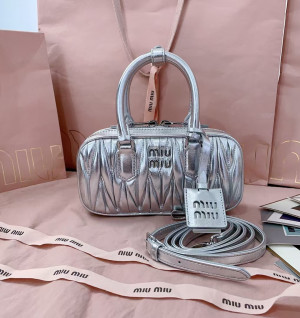 미우미우 아르카드 마테라쎄 나파 가죽 미니백