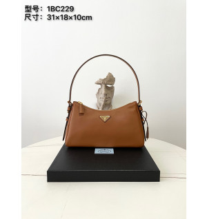 프라다 에메 미디엄 가죽 숄더백 1BC229