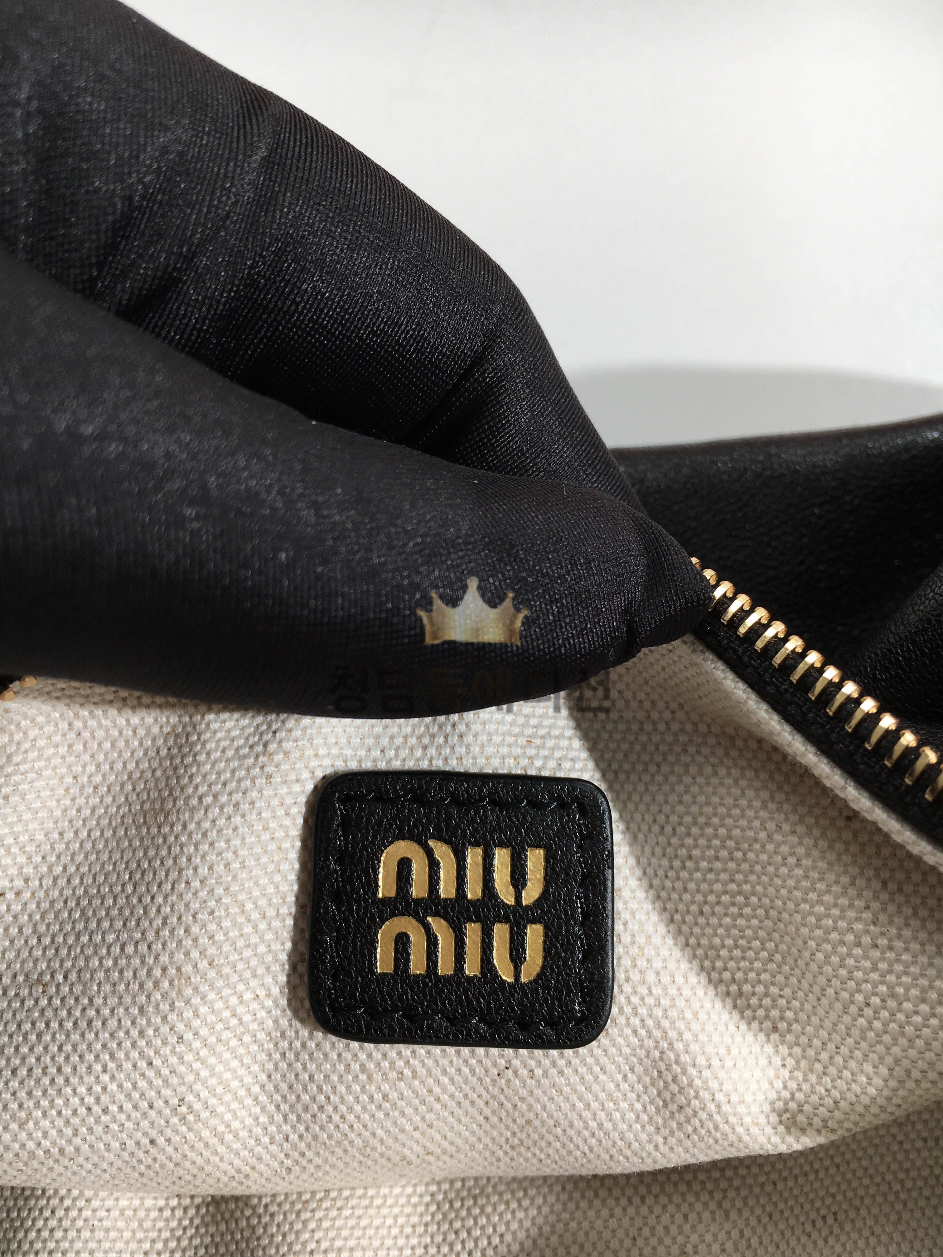 미우미우 나파 가죽 파우치 (컬러 블랙)