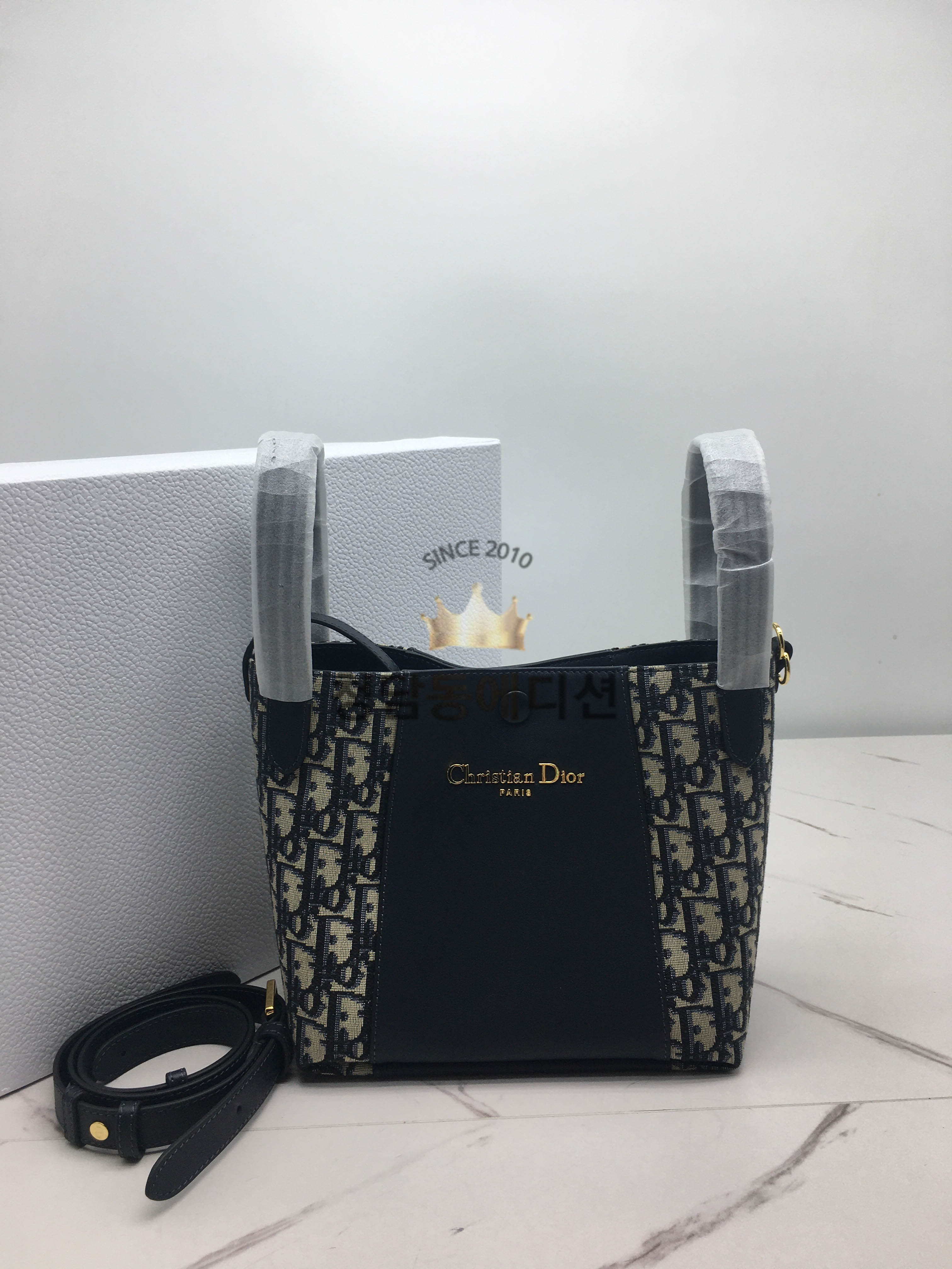 디올 SIGNATURE 스몰 버킷백 블루 디올 오블리크 자카드 앤 스무스 카프스킨