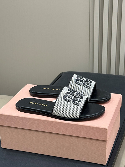 미우미우 캔버스 및 가죽 슬라이드