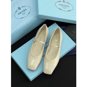 프라다 브러쉬드 가죽 메리제인 발레리나